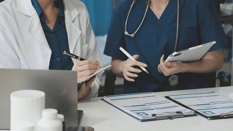 Zwei medizinische Fachkräfte besprechen Formulare und dokumentieren Informationen