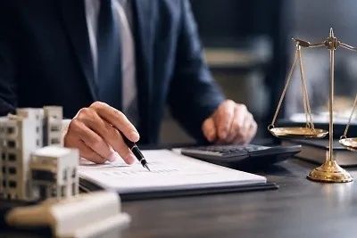 Statusfeststellung nach § 7a SGB IV: So vermeiden Geschäftsführer und Auftraggeber teure Nachzahlungen